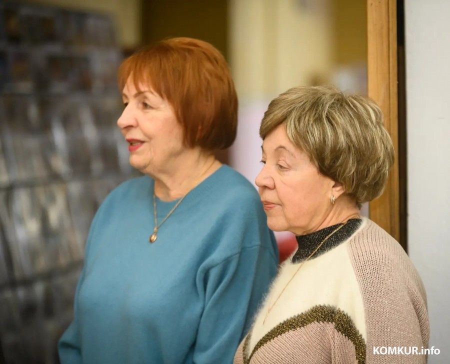 Регина Станиславовна Милевская (слева) с Лидией Сергеевной Богдановой на встрече участников клуба бывших руководителей «Кiраўнiк» в честь 15-летия организации. 2023 г.