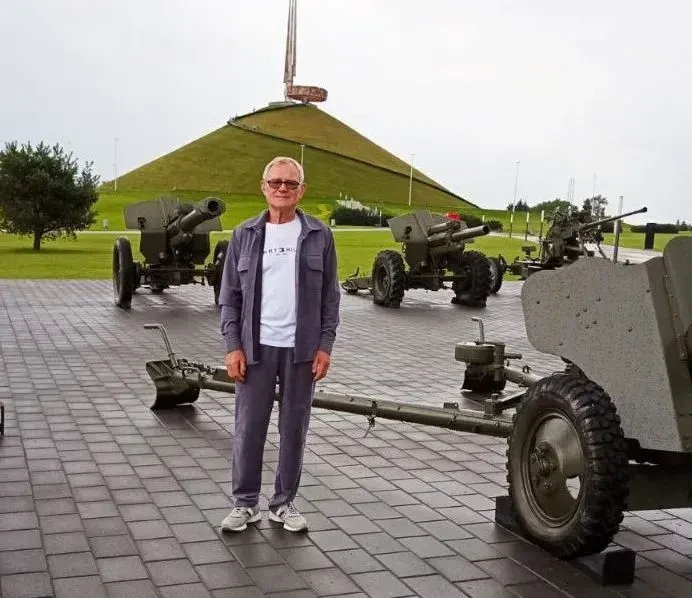 Анатолий Жевняк во время экскурсии на Курган Славы с клубом «Кіраўнік». Фото из личного архива.