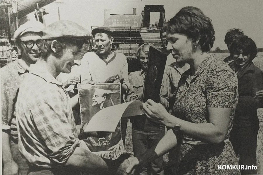 1-й секретарь Бобруйского райкома комсомола Регина Милевская награждает победителей соцсоревнования.