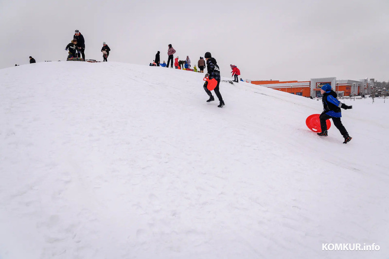 При катании с горок на санках и тюбингах нужно выбирать места, где не ездит транспорт. Фото из архива редакции.