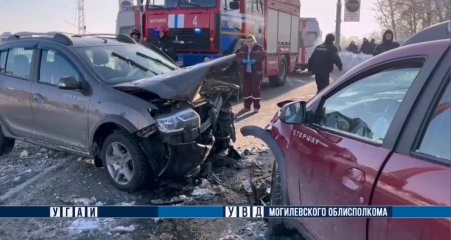 Три автомобиля столкнулись в Могилеве: три человека получили травмы