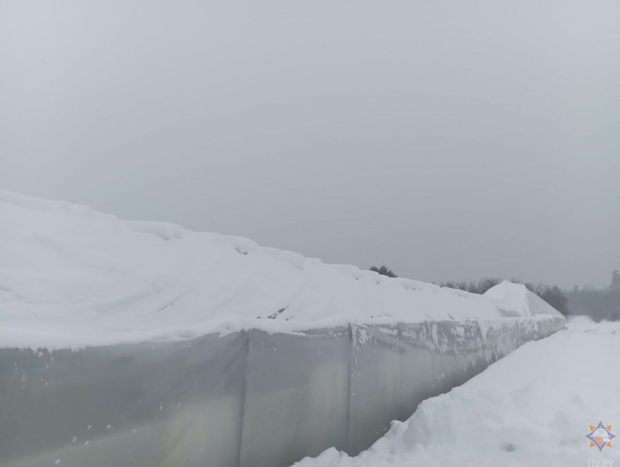 9 января 2026 года. Из-за снеговой нагрузки в Бобруйском районе обрушился каркас теплицы лесного питомника в поселке Брожа Бобруйского района.. Фото: МЧС.