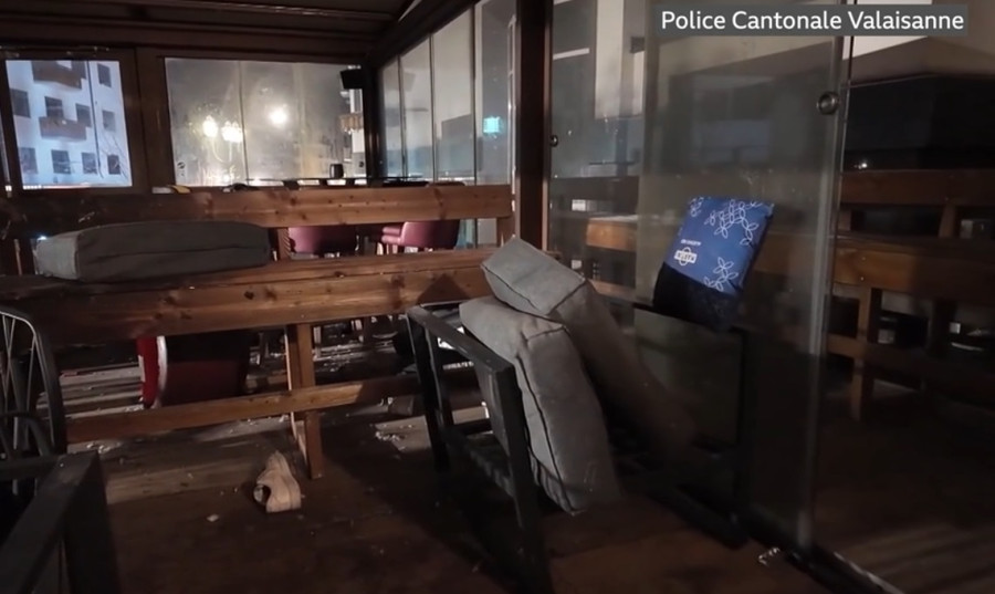 Кадр видео полиции, снятого после пожара в баре Le Constellation.