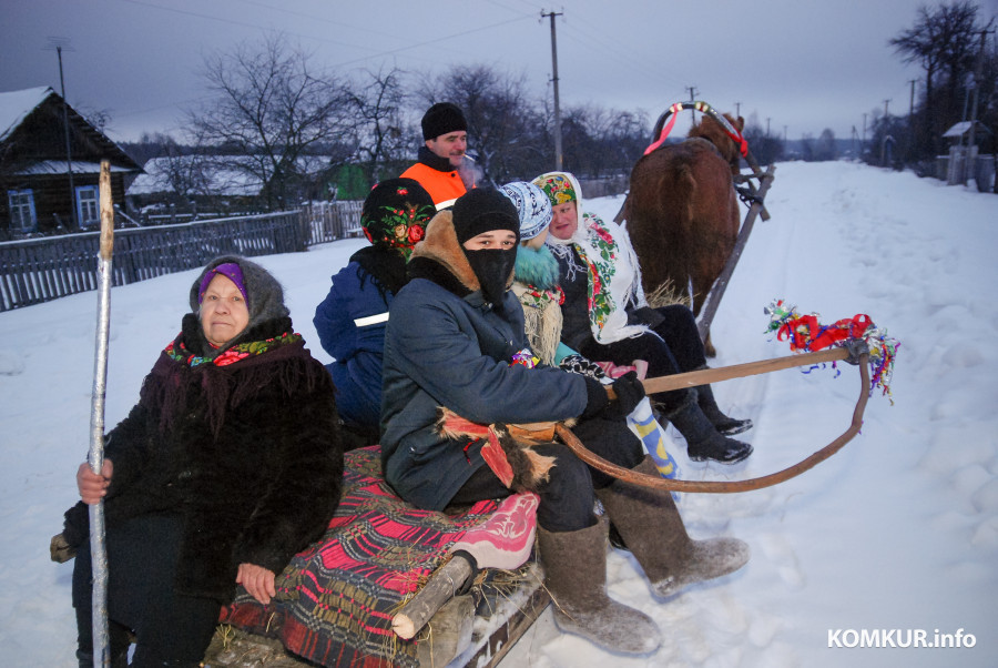 13.01.2013. Бобруйский район. Рекордные снегопады. Коляды в Петровичах.