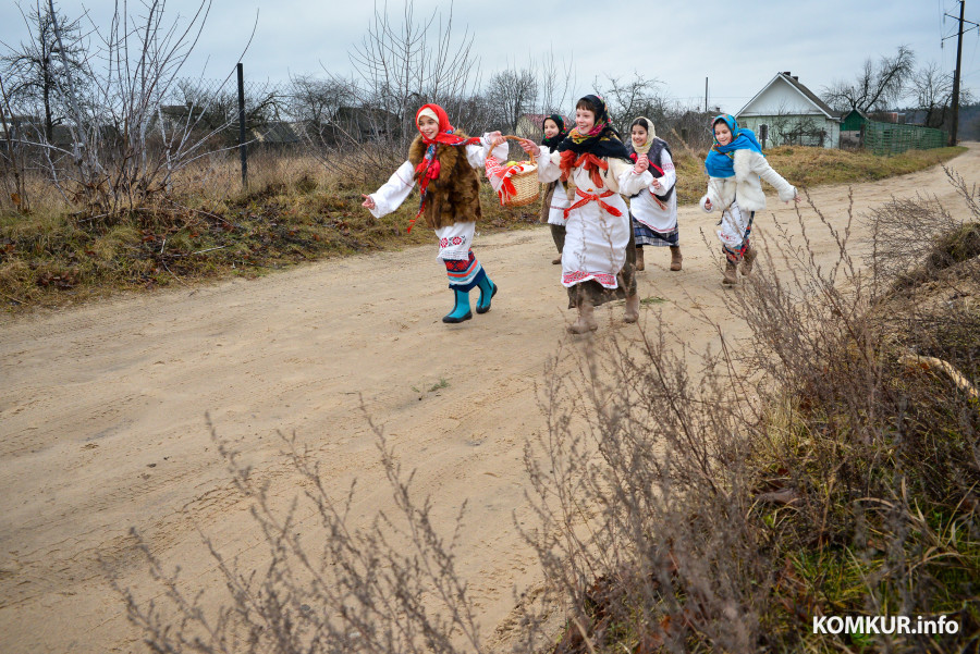 13.01.2020. Калядны абраз «Куры» у выкананнi ўзорнага фальклорнага гурта «Купалачка» Дзмітраўскага філіала дзіцячай школы мастацтваў г. Клічава.
