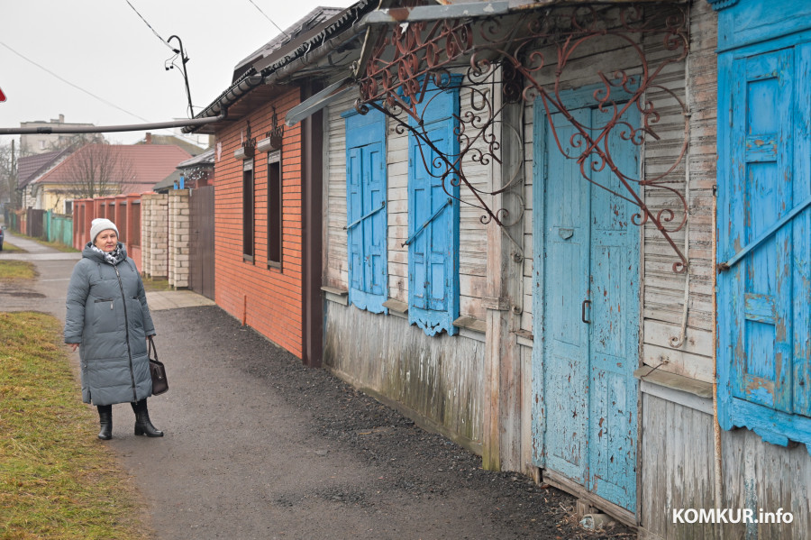 10.01.2025. Пушкинская улица. Тамара Петровна Орлова вспоминает свое детство. А в этот дом приходили к соседям смотреть тогда первый на Пушкинской телевизор.
