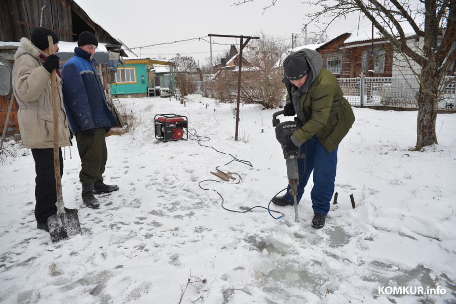11.01.2016, Бобруйск. Подтопление жилого дома на улице Мопра. Рабочие БУКДДЭП устраняют ледовый затор.