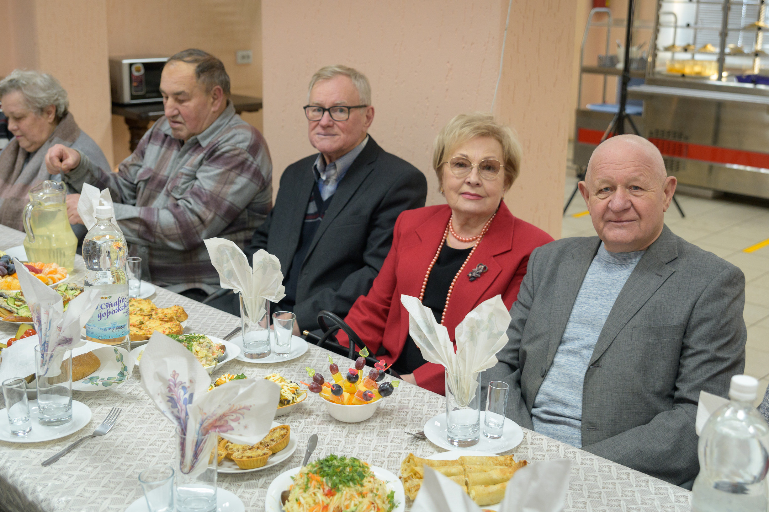 15.01.2026. Ул. Чехова, 54. Встреча участников делового клуба «Кiраўнiк» на Бобруйском заводе биотехнологий в рамках Республиканской новогодней акции для ветеранов и пожилых людей «От всей души».