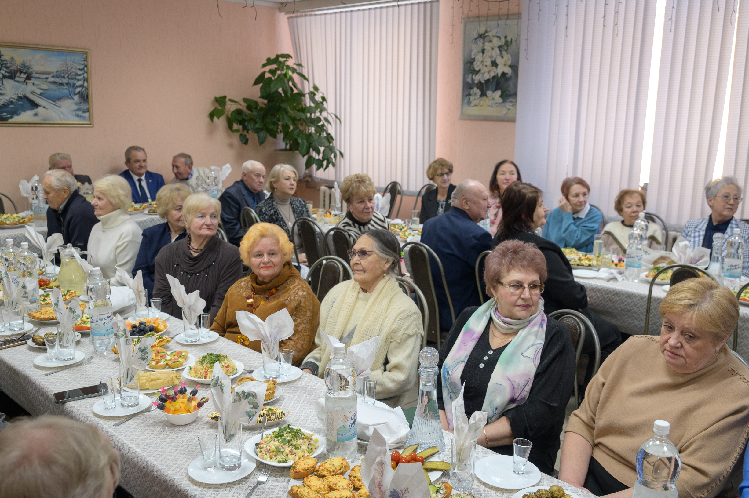 15.01.2026. Ул. Чехова, 54. Встреча участников делового клуба «Кiраўнiк» на Бобруйском заводе биотехнологий в рамках Республиканской новогодней акции для ветеранов и пожилых людей «От всей души».
