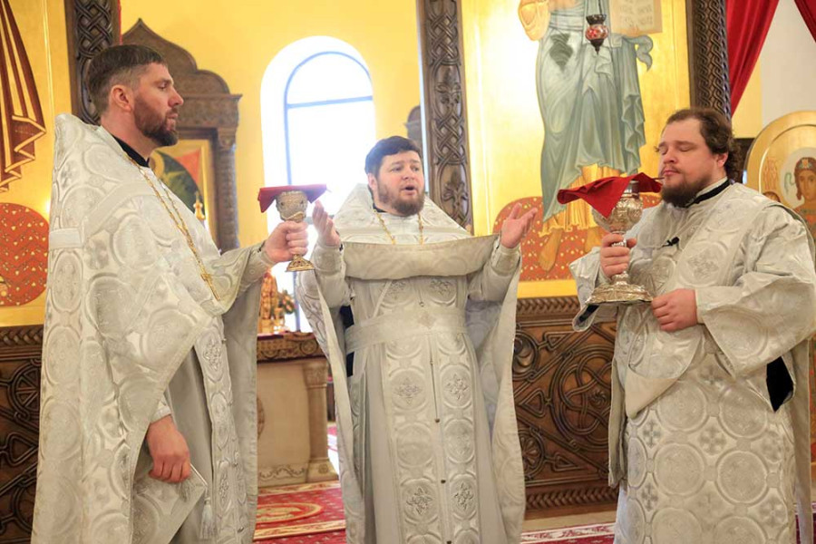 6 января 2026 года. Навечерие Рождества Христова. Великая вечерня в соединении с Литургией святителя Василия Великого в Никольском кафедральном соборе Бобруйска. Фото: bobreparhiya.by.