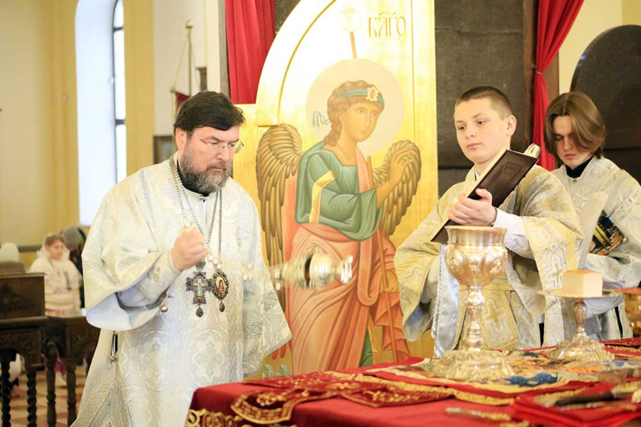 6 января 2026 года. Навечерие Рождества Христова. Великая вечерня в соединении с Литургией святителя Василия Великого в Никольском кафедральном соборе Бобруйска. Фото: bobreparhiya.by.