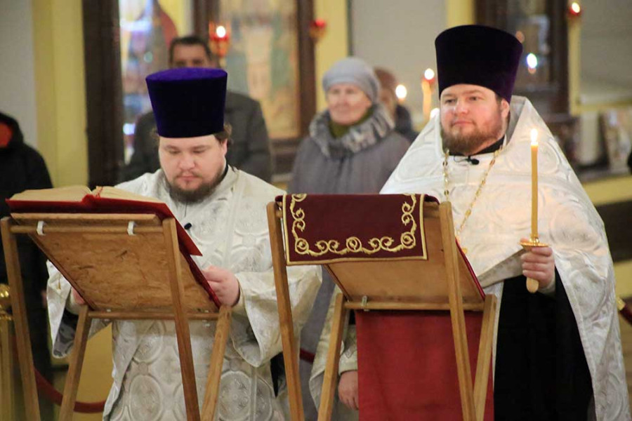 6 января 2026 года. Навечерие Рождества Христова. Великая вечерня в соединении с Литургией святителя Василия Великого в Никольском кафедральном соборе Бобруйска. Фото: bobreparhiya.by.