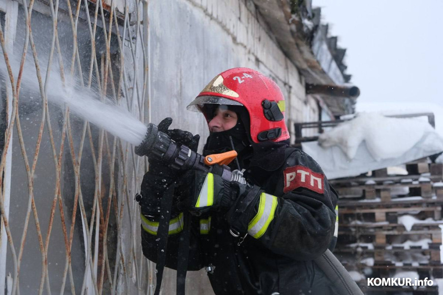 Для тушения пожара в Бобруйском районе спасателям пришлось рубить лед