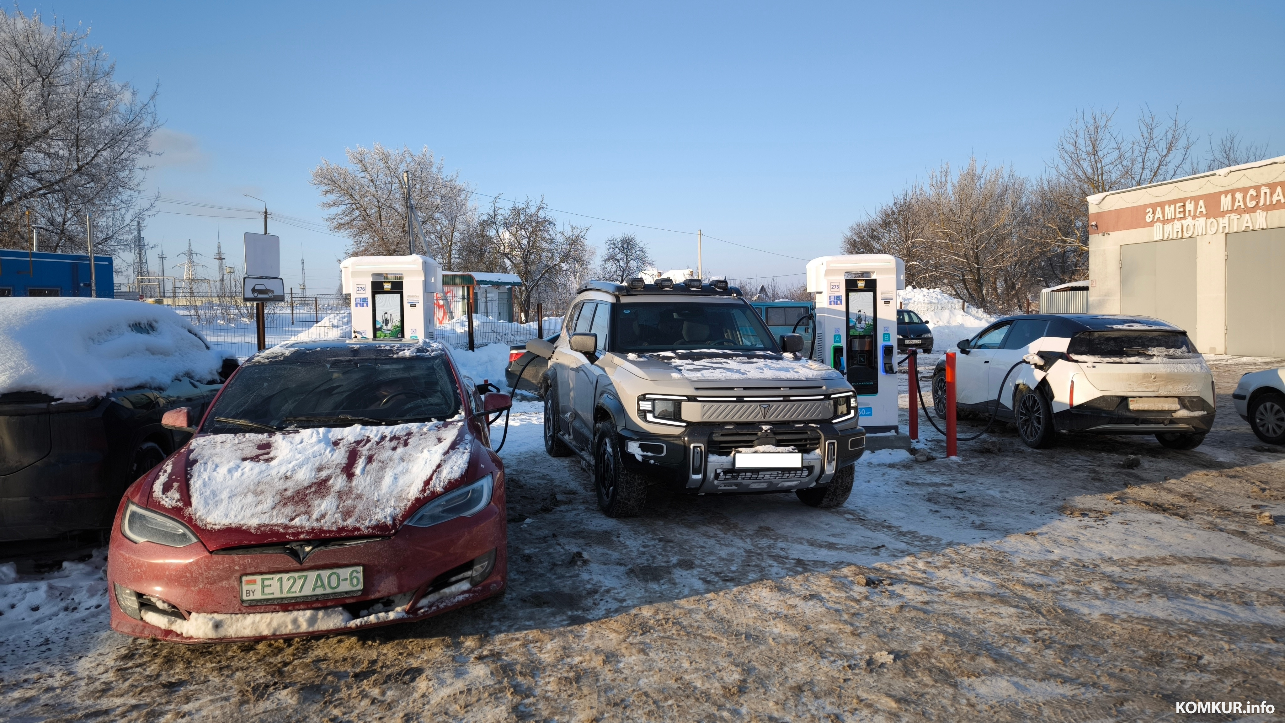 17.01.2026. Бобруйск, улица Ленина. Tesla Model S, Deepal G318, FAU Bestune NAT.