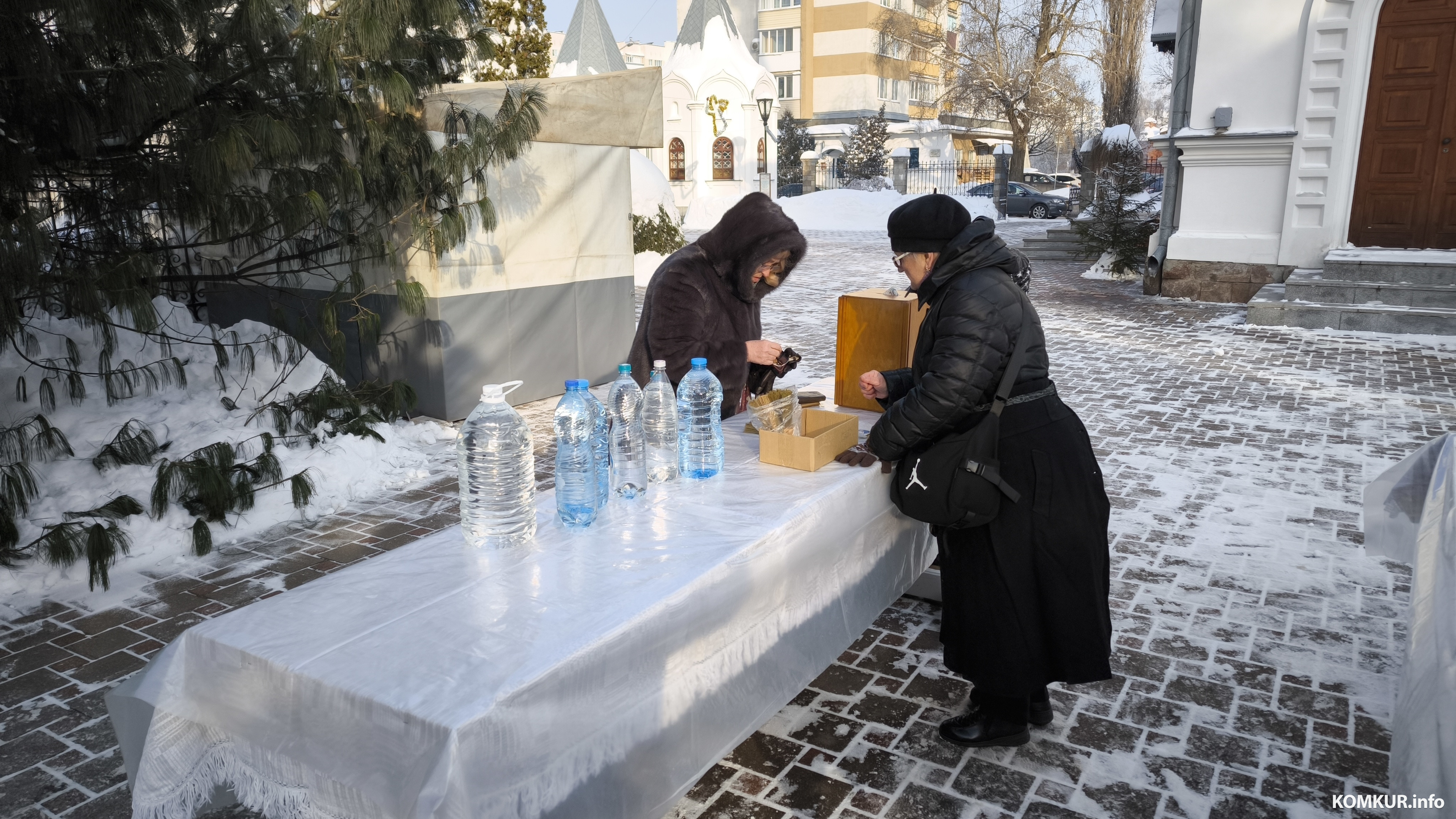 18.01.2026. Бобруйск. Раздача крещенской воды в Свято-Георгиевском храме