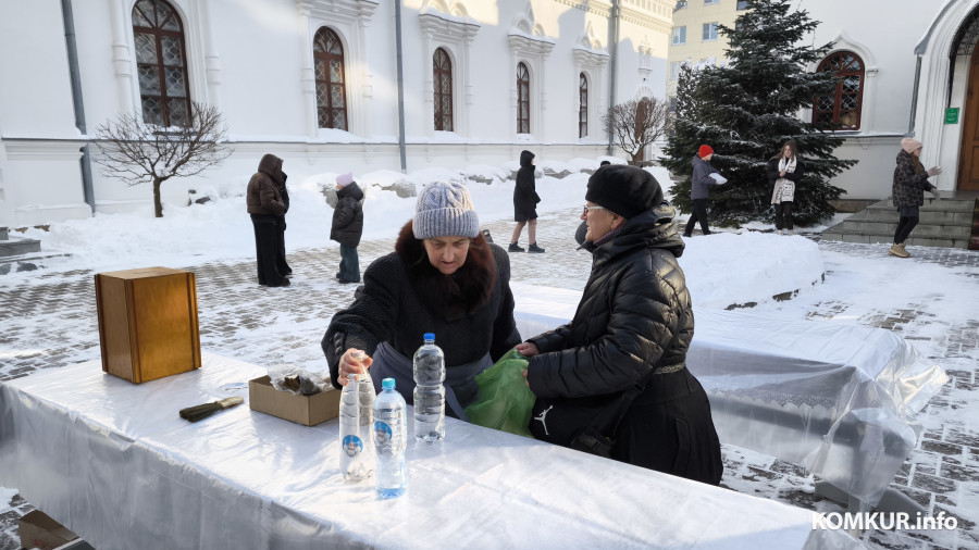 18.01.2026. Бобруйск. Раздача крещенской воды в Свято-Георгиевском храме