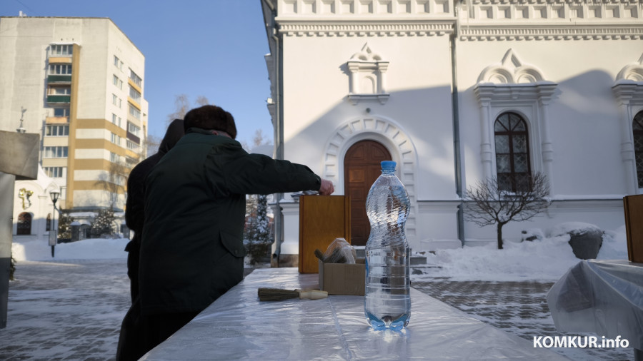 18.01.2026. Бобруйск. Раздача крещенской воды в Свято-Георгиевском храме
