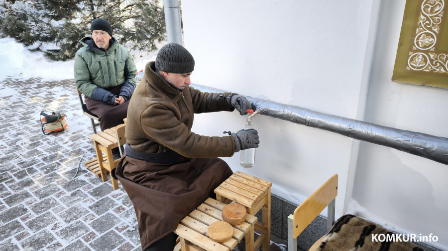 18.01.2026. Бобруйск. Раздача крещенской воды в Свято-Георгиевском храме