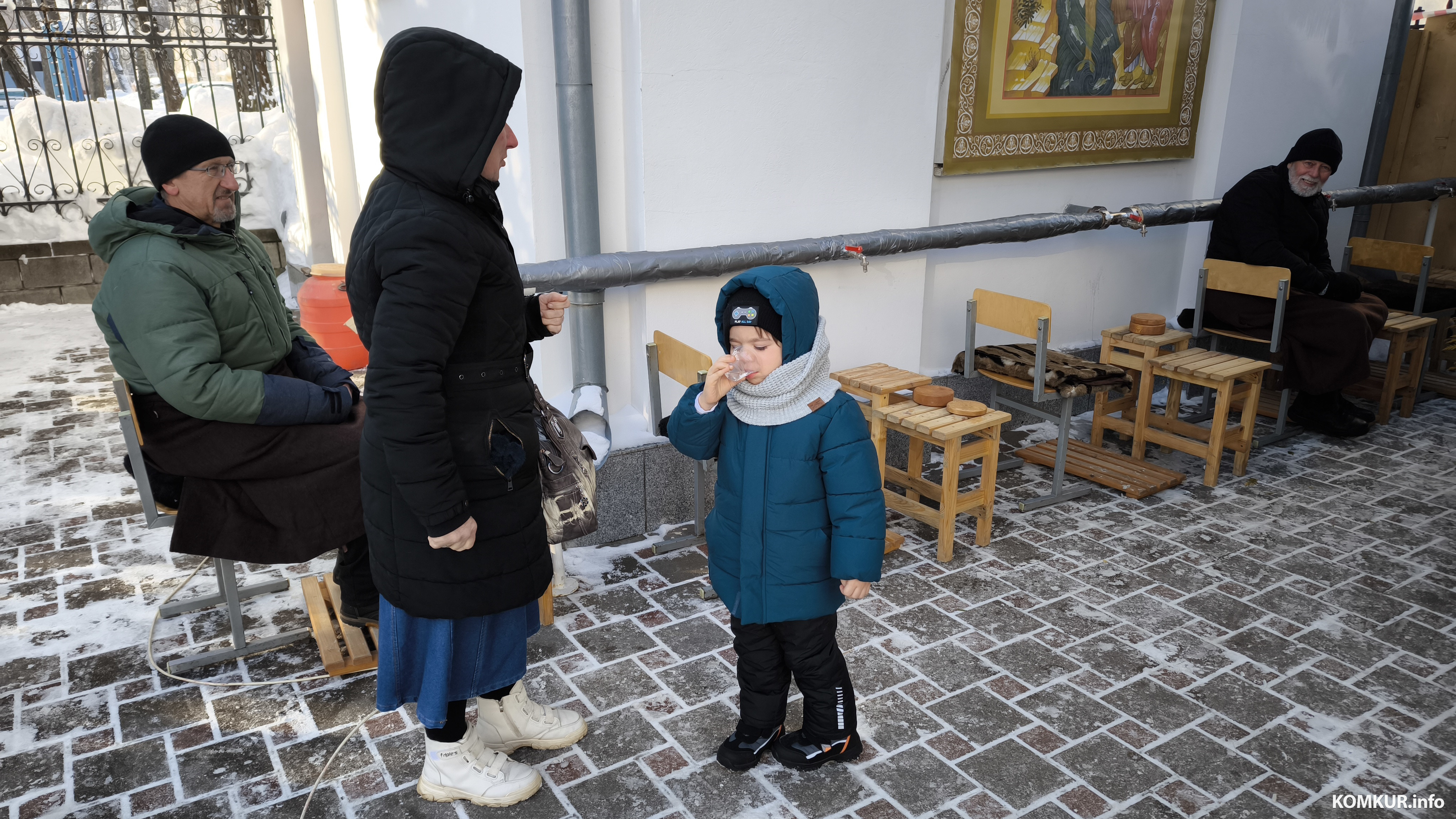 Отогревают строительным феном. Как в сильный мороз раздают крещенскую воду в Свято-Георгиевском храме