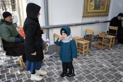 Отогревают строительным феном. Как в сильный мороз раздают крещенскую воду в Свято-Георгиевском храме