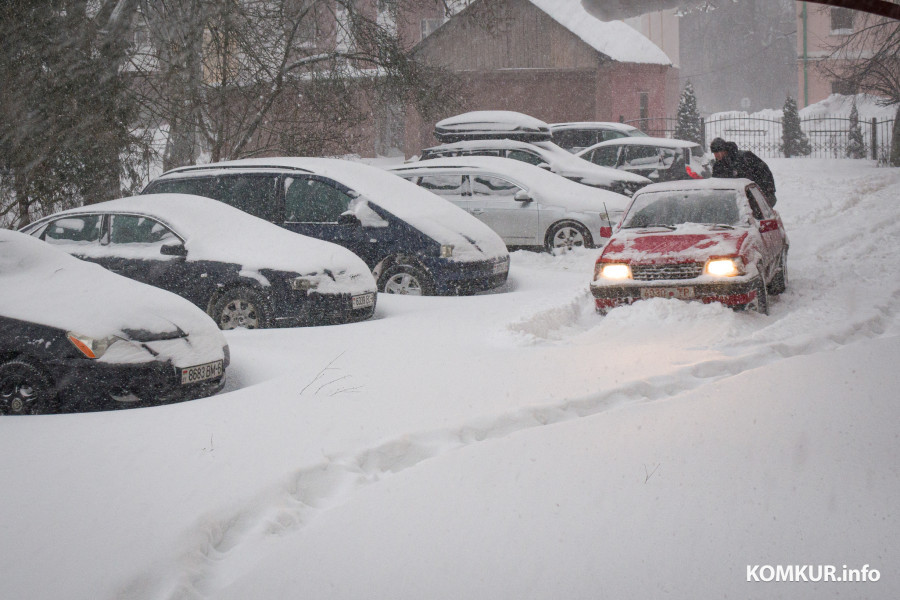 09.01.2026. {loc}. Циклон Улли принес в Бобруйск обильные снегопады. Фото Александра Чугуева.
