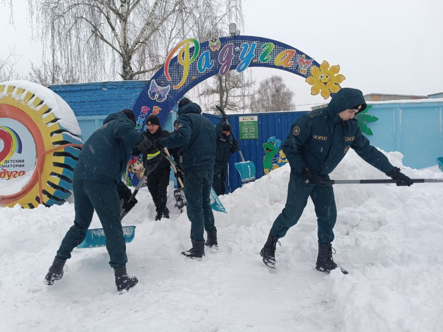 "Освобождали" транспорт, очищали школы и детсады. Как бобруйские спасатели помогали преодолеть последствия непогоды