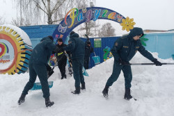 «Освобождали» транспорт, очищали школы и детсады. Как бобруйские спасатели помогали преодолеть последствия непогоды