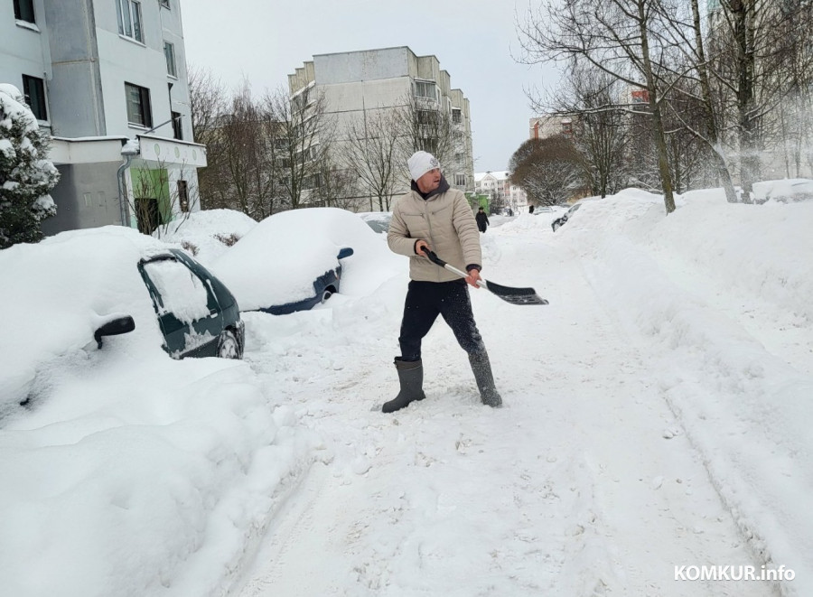 9.01.2026. Бобруйск. «Народная» уборка снега во дворах по Звездному проезду