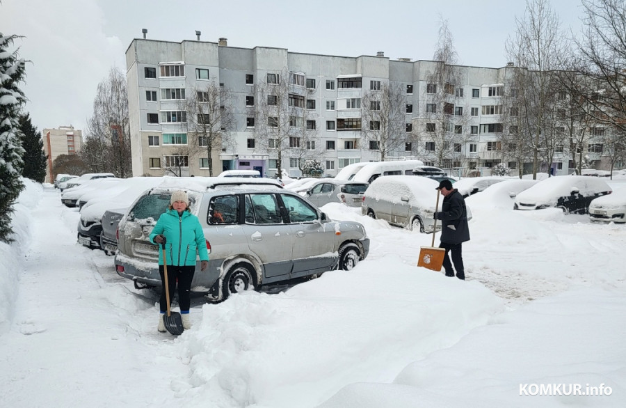9.01.2026. Бобруйск. «Народная» уборка снега во дворах по Звездному проезду
