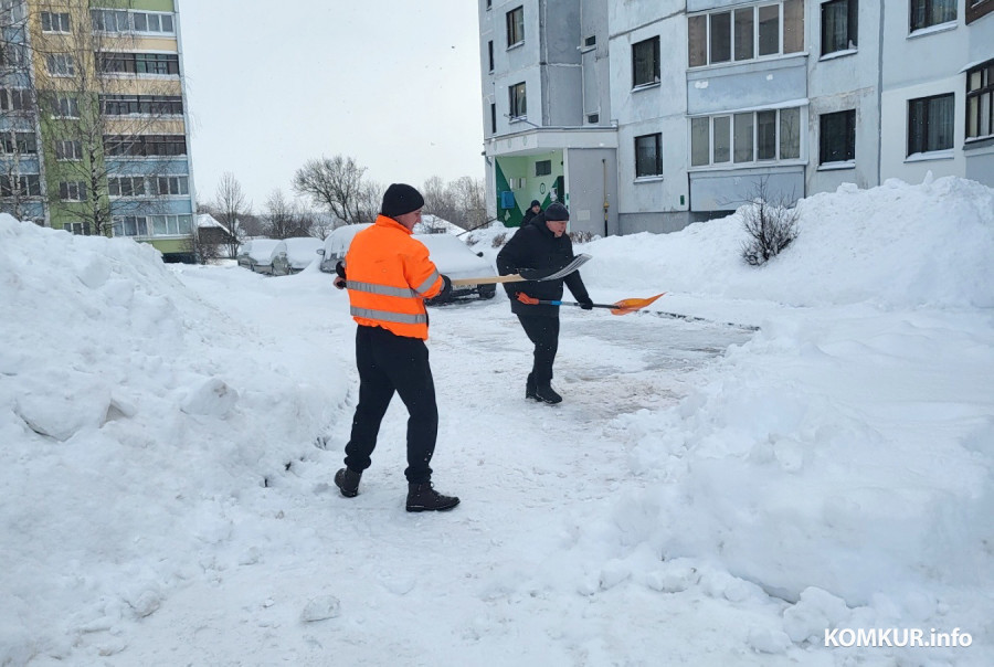 9.01.2026. Бобруйск. «Народная» уборка снега во дворах по Звездному проезду