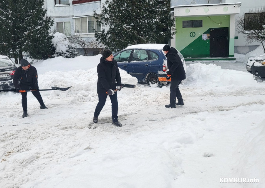 «Лопаты передавали как эстафету». Жильцы трех бобруйских домов вышли на уборку снега