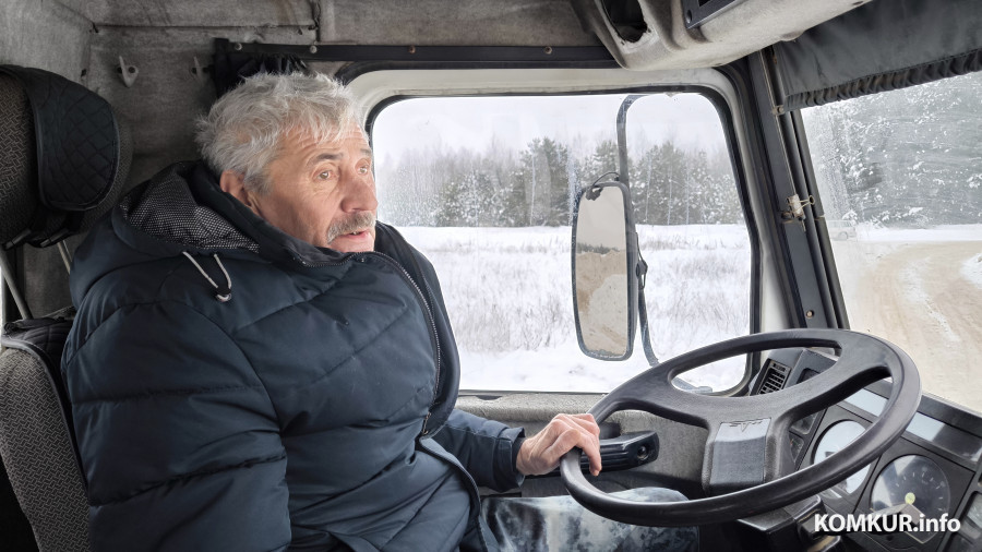 26.01.2026. Ленинский район, Бобруйск. Снег из города свозят на площадку временного складирования в районе поселка Керамичный. Водитель МАЗа Александр Свирид.