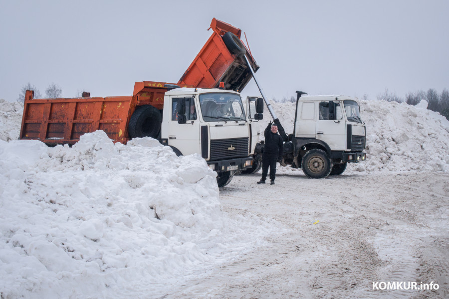 26.01.2026. Ленинский район, Бобруйск. Снег из города свозят на площадку временного складирования в районе поселка Керамичный