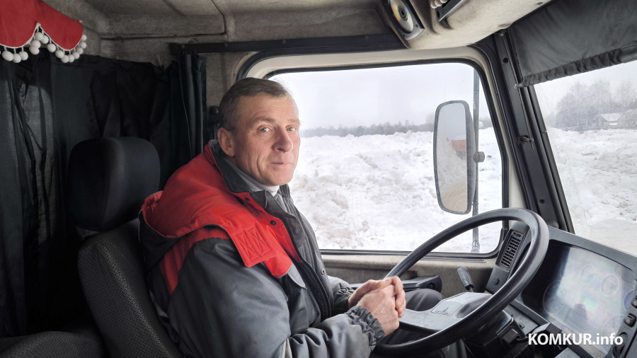 26.01.2026. Ленинский район, Бобруйск. Снег из города свозят на площадку временного складирования в районе поселка Керамичный. Водитель МАЗа Сергей Беленкевич.