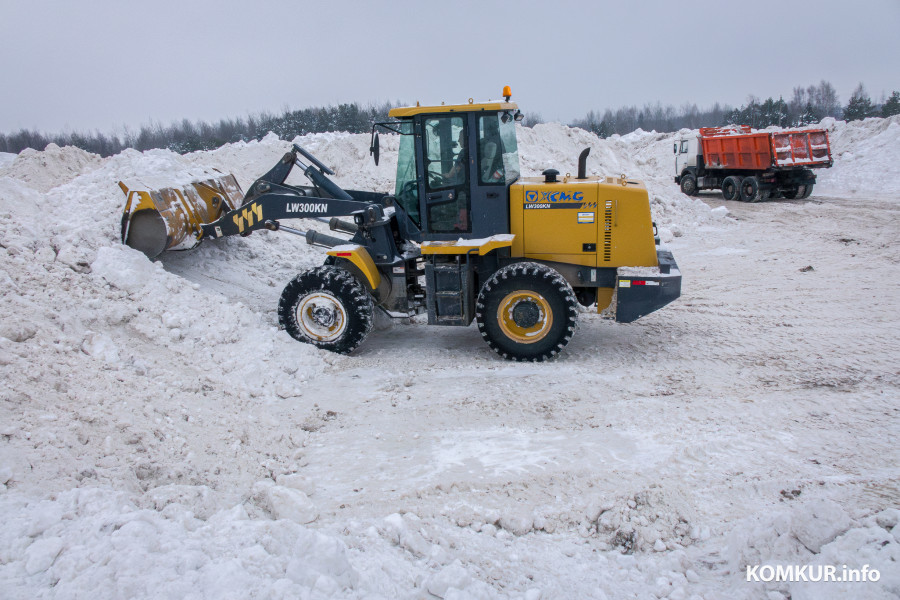 26.01.2026. Ленинский район, Бобруйск. Снег из города свозят на площадку временного складирования в районе поселка Керамичный
