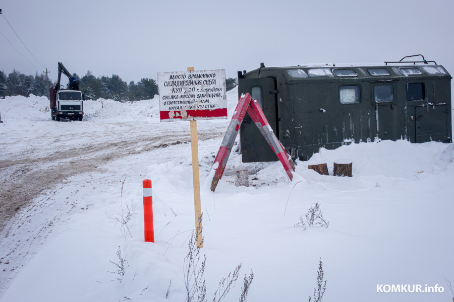 26.01.2026. Ленинский район, Бобруйск. Снег из города свозят на площадку временного складирования в районе поселка Керамичный