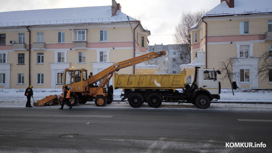 24.01.2026. Бобруйск. Уборка снега на Минской идет и в субботу.