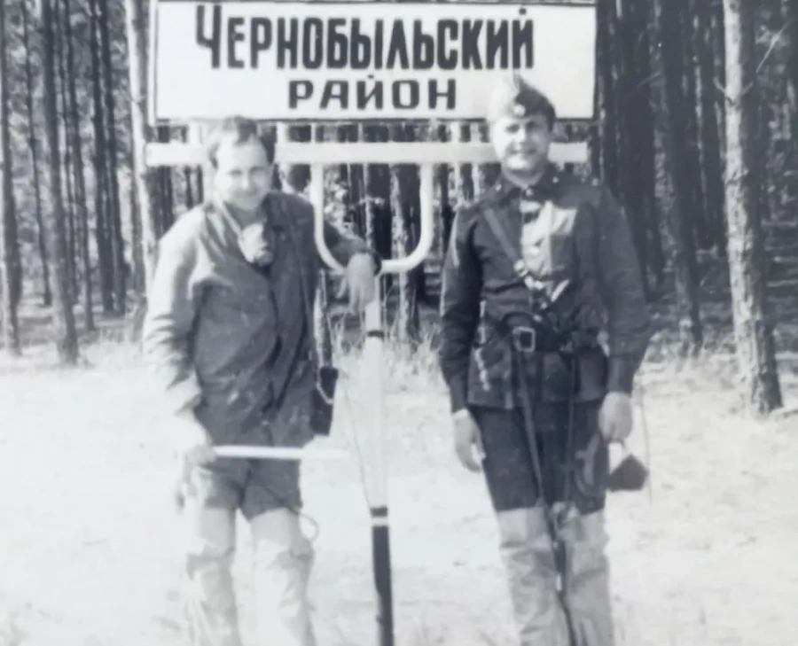 1986 год. Виктор Дедушкин с другими ликвидаторами на границе с Украиной.