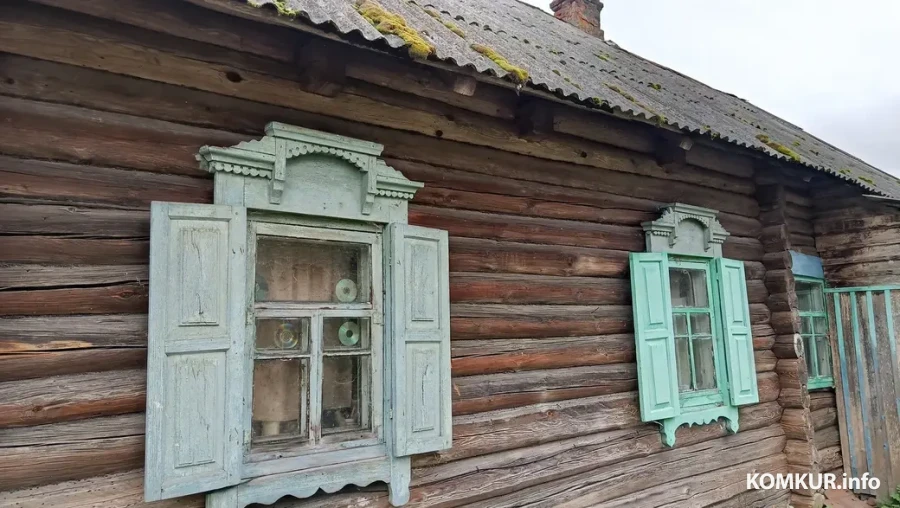 2025 г. Аканіцы ў дамах вёскі усцярхі.