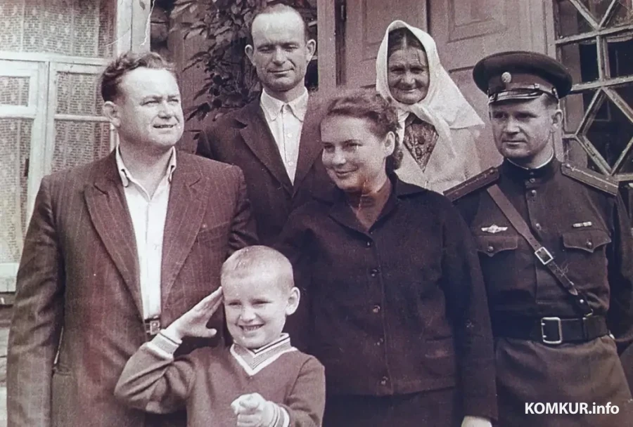 1960-я. Сям'я Гулевічаў: зверху Іван і маці Фёкла Рыгораўна, ніжні рад: злева Нікіфар, справа Уладзімір, яго жонка Надзея і сын Валерый.