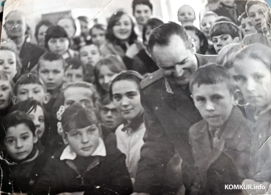1980-я. Генерал Уладзімір Гулевіч са школьнікамі ў Засценку Усцярхі.