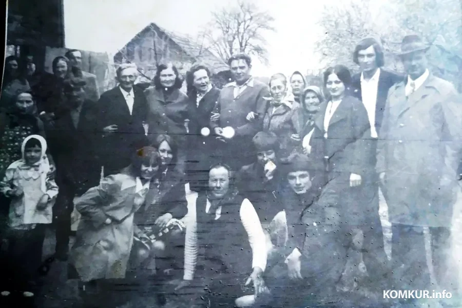 1970-я. Жыхары Усцярхоў на вяселлі  Анатоля Ляха. Справа - Іван Гулевіч.