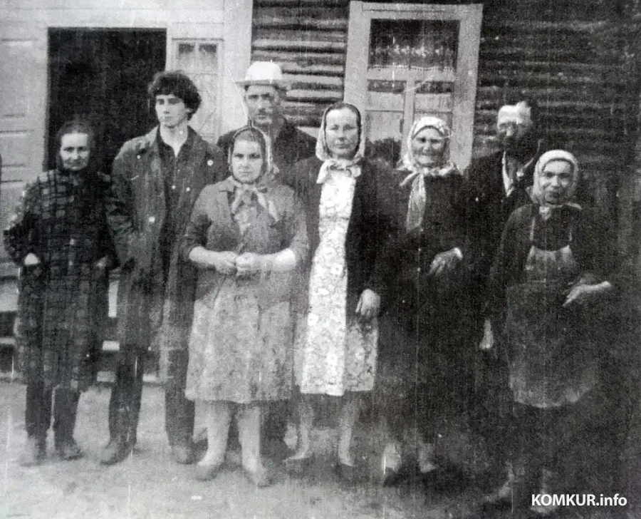 1970-я. Сям'я Арсеня Зубрыцкага (ён стаіць у другім радзе ў капелюшы).