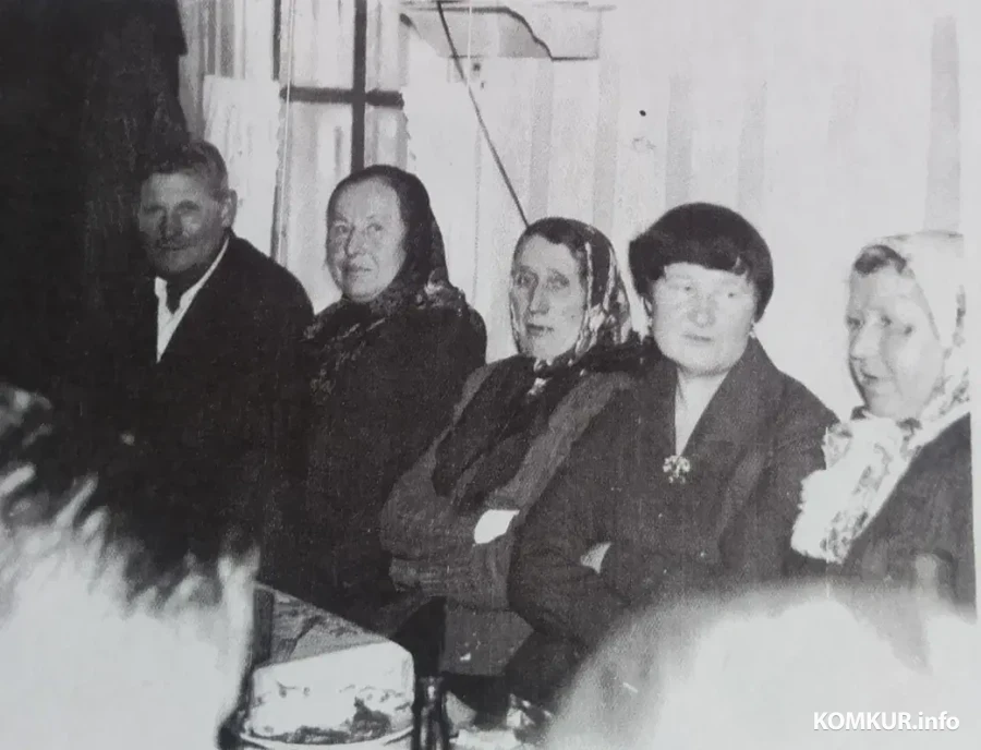 1970-я. Вясковае застолле. Другая злева партызанка Вольга Зубрыцкая, другая справа Зінаіда Гулевіч.