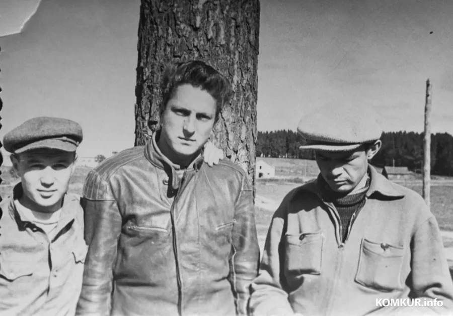 Владимир Васильевич Вяткин (на снимке слева). Студенты на работе в колхозе «Большевик» Минского района. 1961.