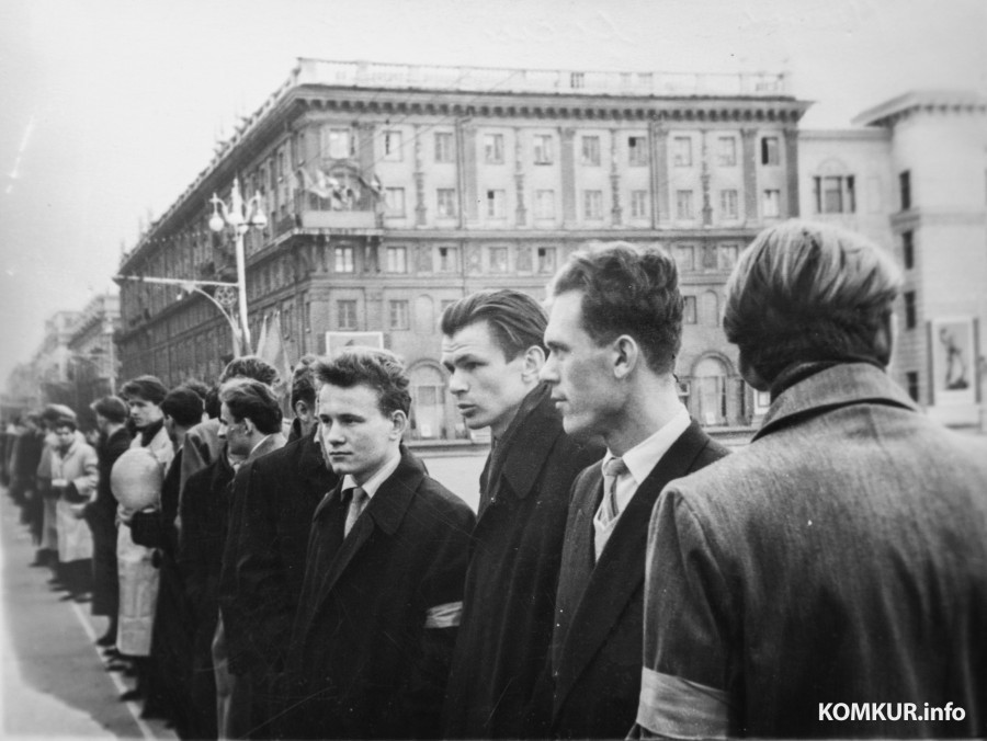 Владимир Васильевич Вяткин (на снимке в центре). Дружинники студенты первого курса охраняют правопорядок во время Первомайской демонстрации 1960 года.