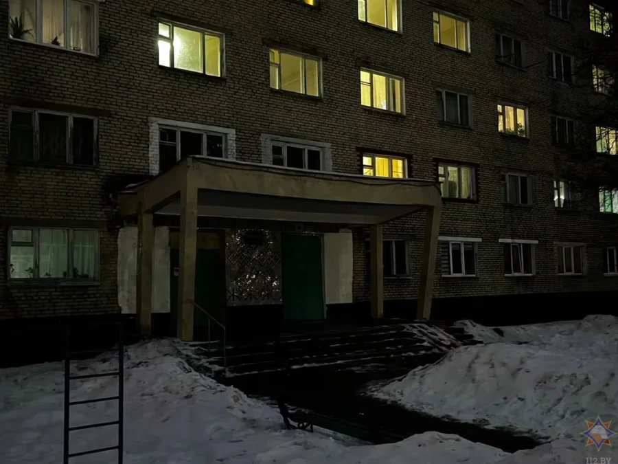 В Могилеве 7-летняя девочка упала на козырек подъезда