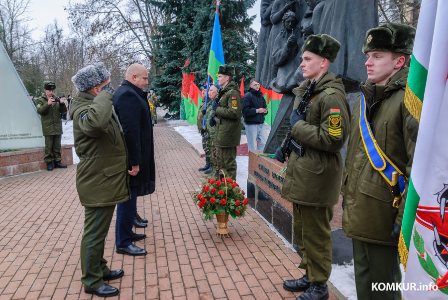 Бобруйск, 15 февраля 2026 года. Bозложение цветов к памятнику воинам-интернационалистам и митинг, посвященный Дню памяти воинов-интернационалистов и 37-й годовщине вывода советских войск из Афганистана.