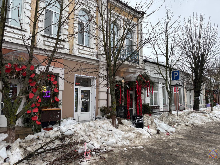 С крыши упал снег: на улице Социалистической в Бобруйске женщина получила травму