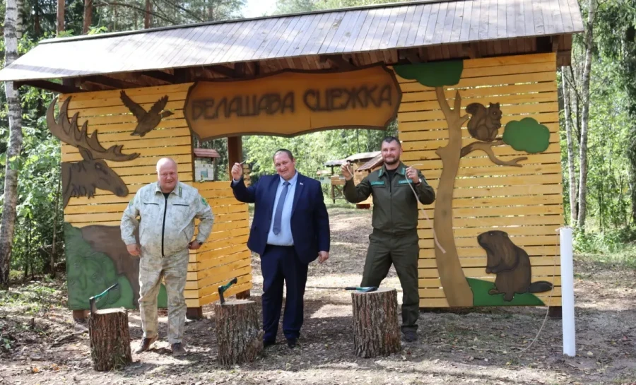 Бобруйский район, 30 августа 2025 года. На территории Глушанского лесничества Бобруйского лесхоза торжественно открыли экологическую тропу «Белашава сцежка». Илья Дудаль справа. Фото: «Трыбуна працы».